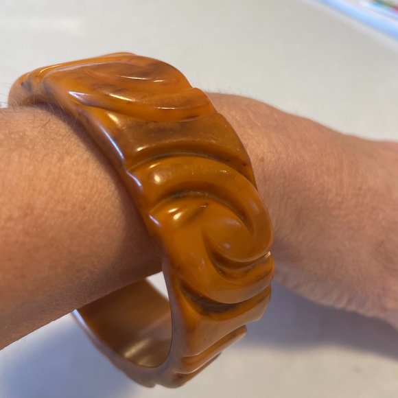Bakelite bangle intricate carvings shades or orange and brown marbling - Picture 2 of 2